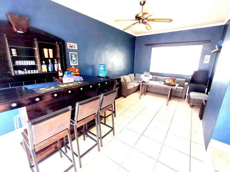 NEAT AND SPACIOUS FAMILY HOME- SWIMMING POOL - Photo 7