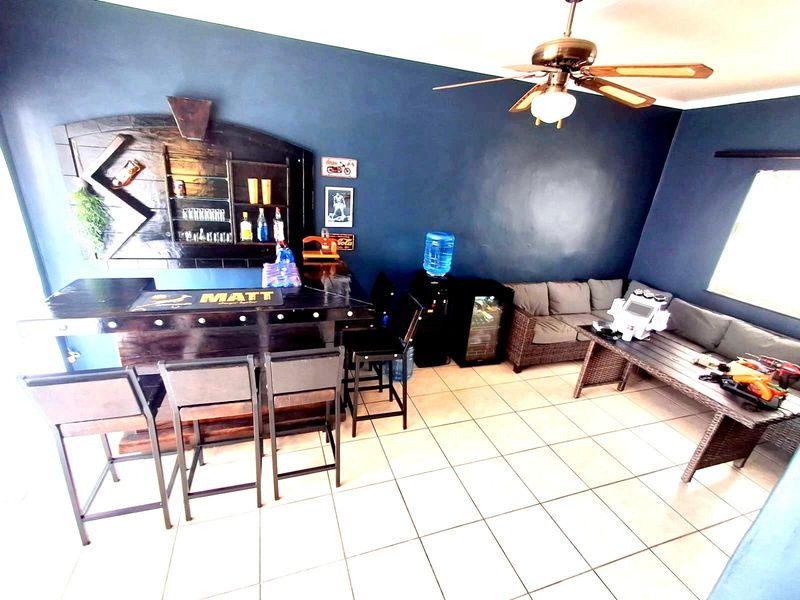 NEAT AND SPACIOUS FAMILY HOME- SWIMMING POOL - Photo 6