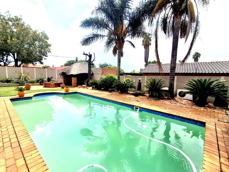 NEAT AND SPACIOUS FAMILY HOME- SWIMMING POOL - Photo 8