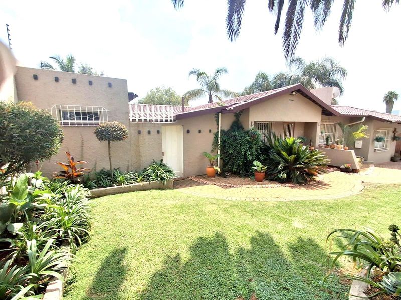 NEAT AND SPACIOUS FAMILY HOME- SWIMMING POOL - Photo 3
