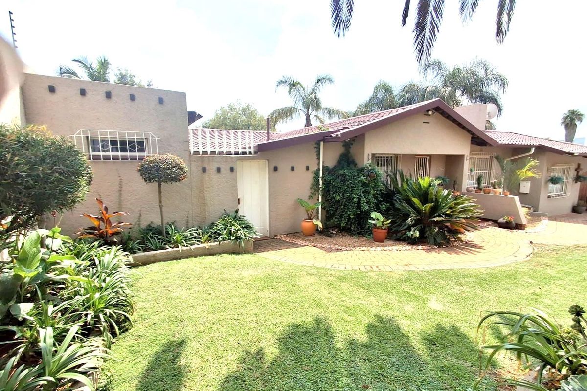 NEAT AND SPACIOUS FAMILY HOME- SWIMMING POOL - Photo 3