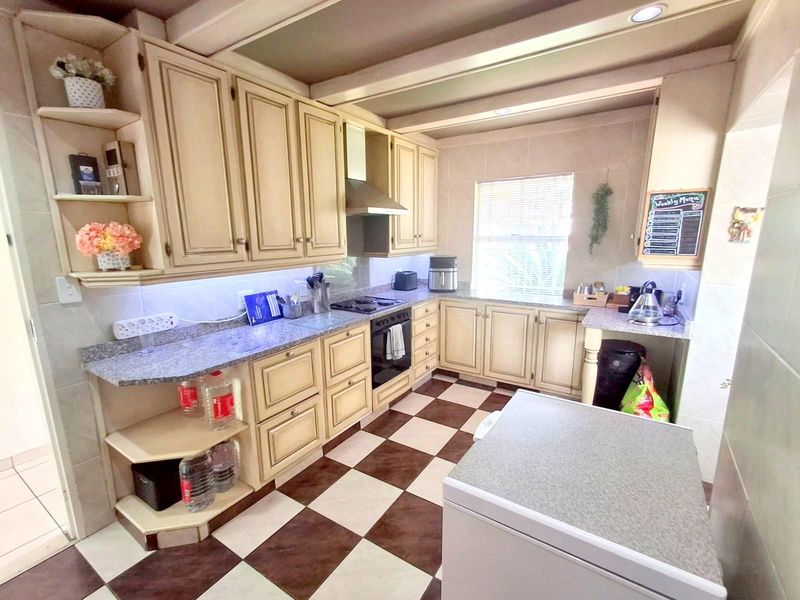 NEAT AND SPACIOUS FAMILY HOME- SWIMMING POOL - Photo 10