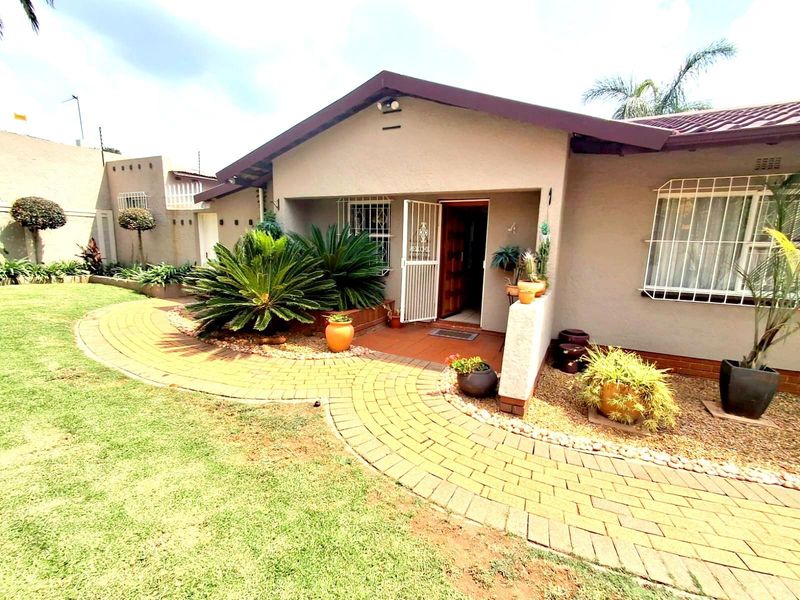 NEAT AND SPACIOUS FAMILY HOME- SWIMMING POOL - Photo 2