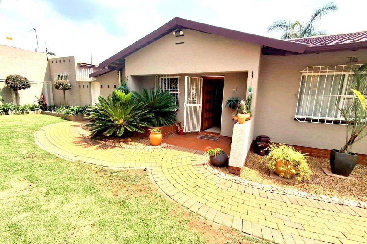 NEAT AND SPACIOUS FAMILY HOME- SWIMMING POOL - Photo 2