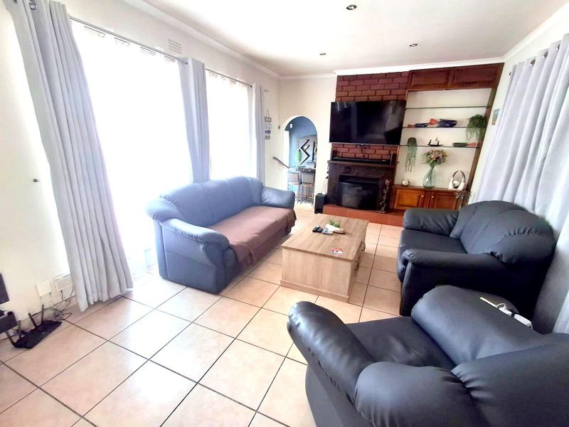 NEAT AND SPACIOUS FAMILY HOME- SWIMMING POOL - Photo 5