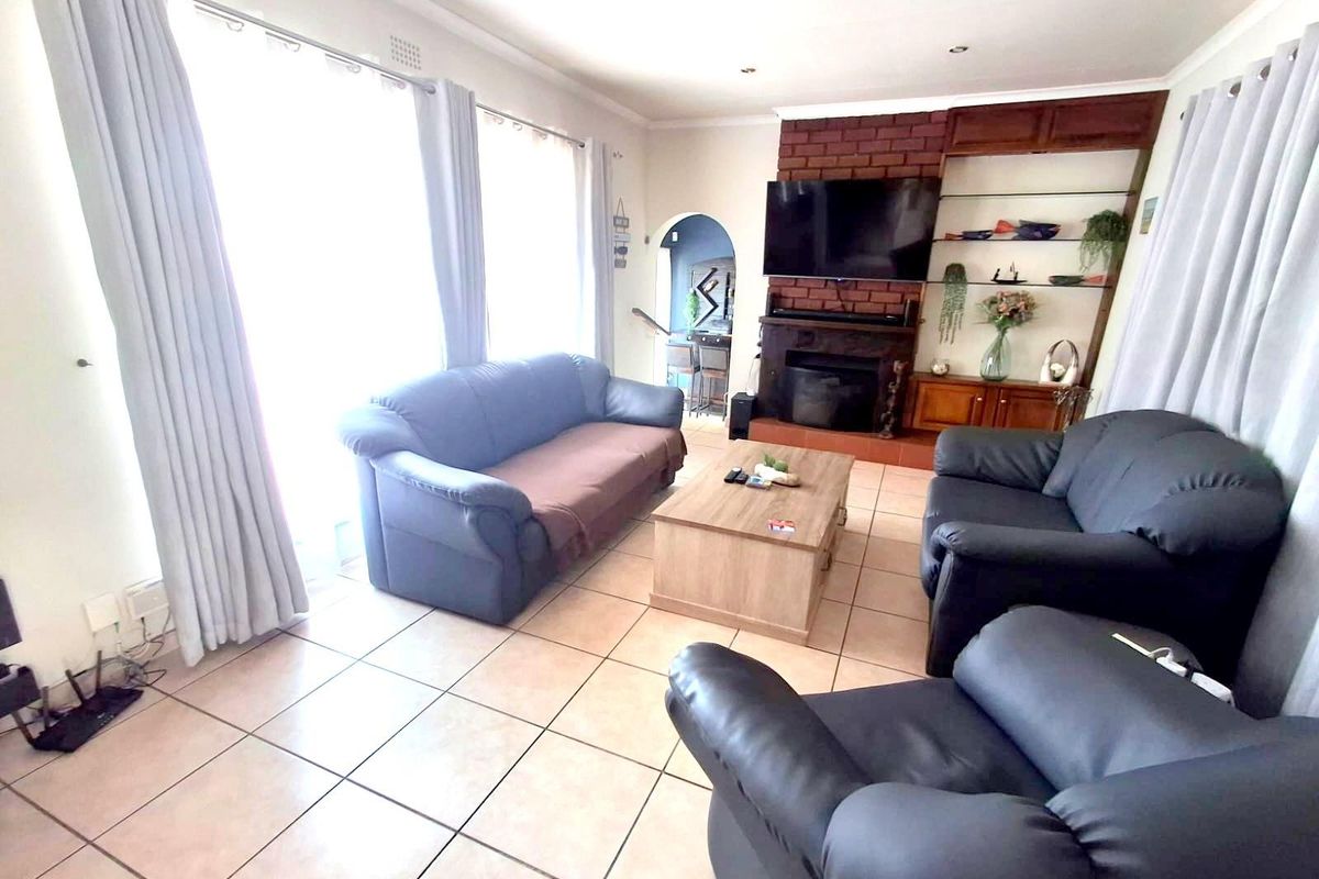 NEAT AND SPACIOUS FAMILY HOME- SWIMMING POOL - Photo 5