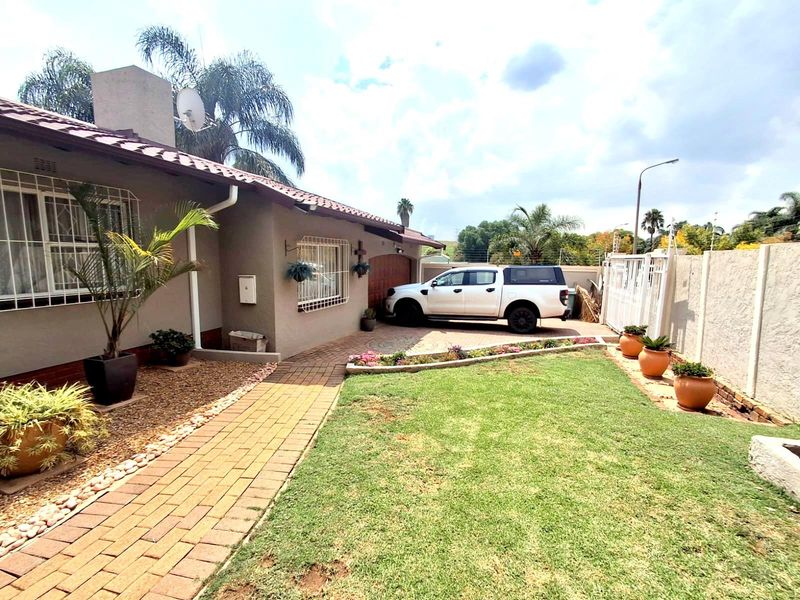 NEAT AND SPACIOUS FAMILY HOME- SWIMMING POOL - Photo 4