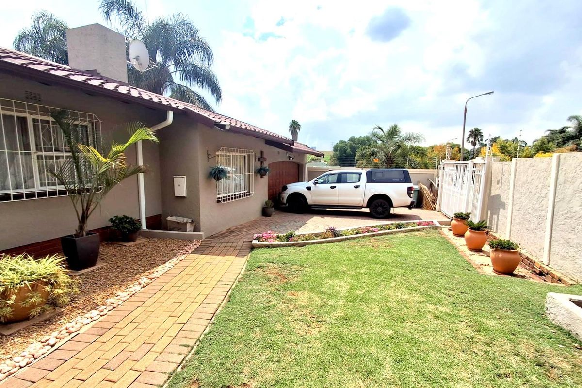 NEAT AND SPACIOUS FAMILY HOME- SWIMMING POOL - Photo 4