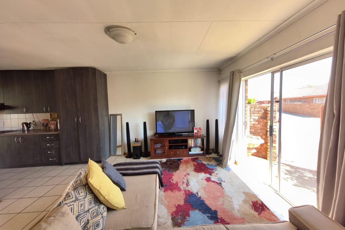 Corner-Stand Comfort: Your Private, Safe, Pet-Friendly Sanctuary in Riviera, Kimberley - Photo 2