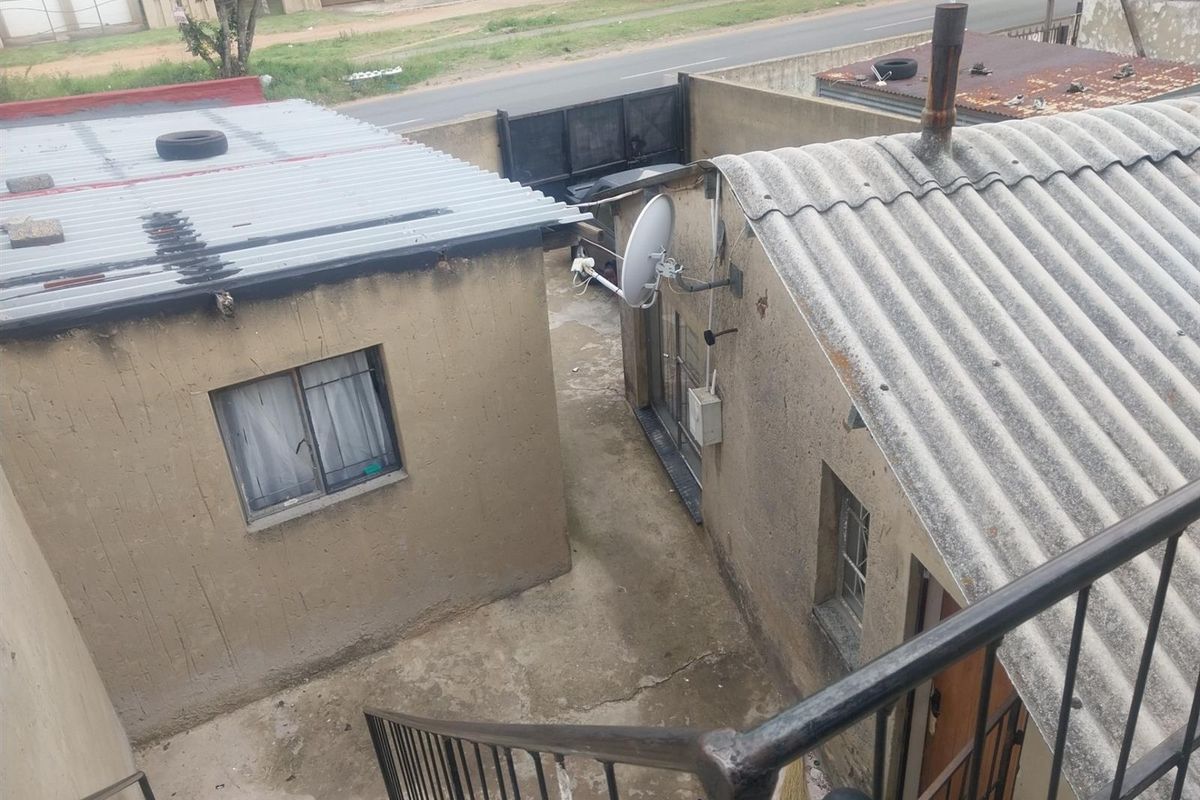 2 Bedroom House For Sale in Diepkloof, Soweto - Photo 4