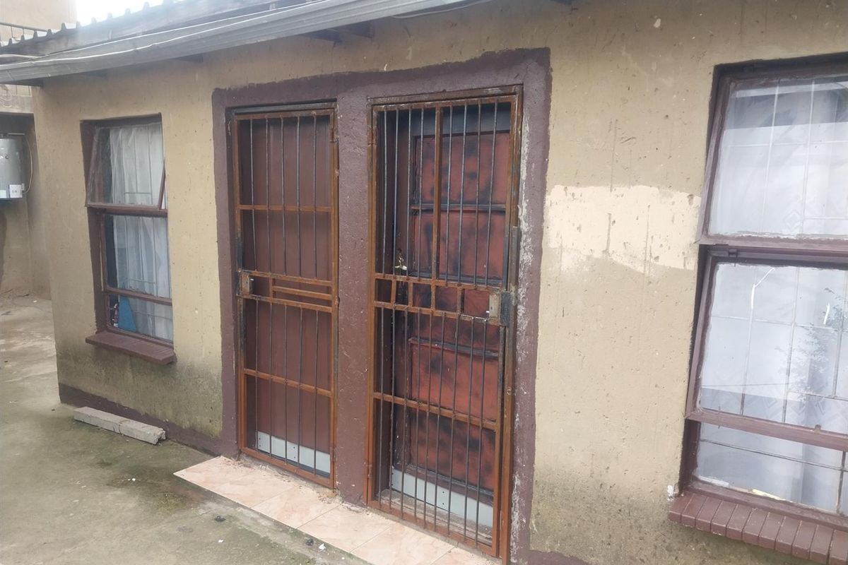 2 Bedroom House For Sale in Diepkloof, Soweto - Photo 3