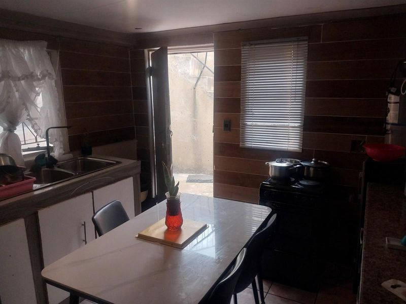 2 Bedroom House For Sale in Diepkloof, Soweto - Photo 10