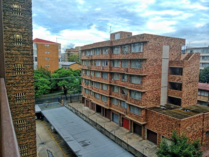 Modern and Secured Apartment For Sale in Sunnyside Ideal for First Time Buyers and Investors - Photo 6