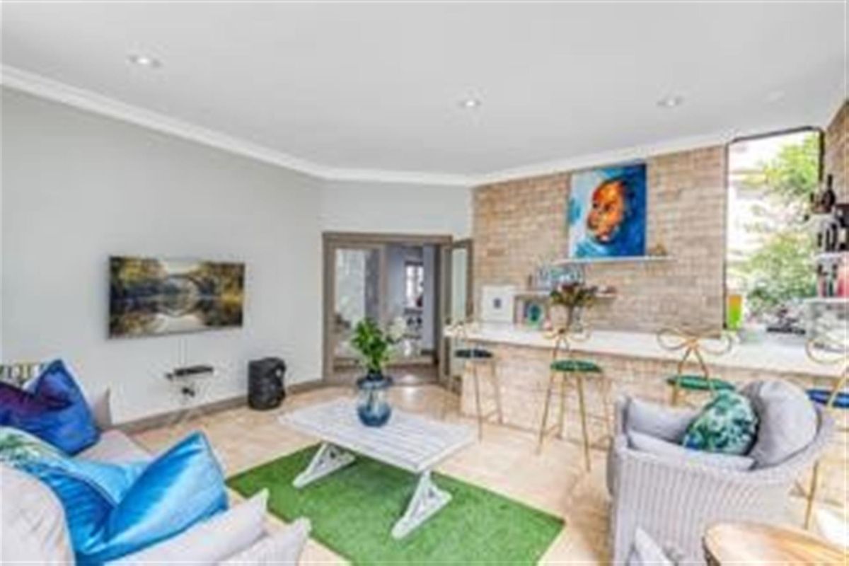 Refined Modern Living with Elegant Entertaining Spaces - Photo 5