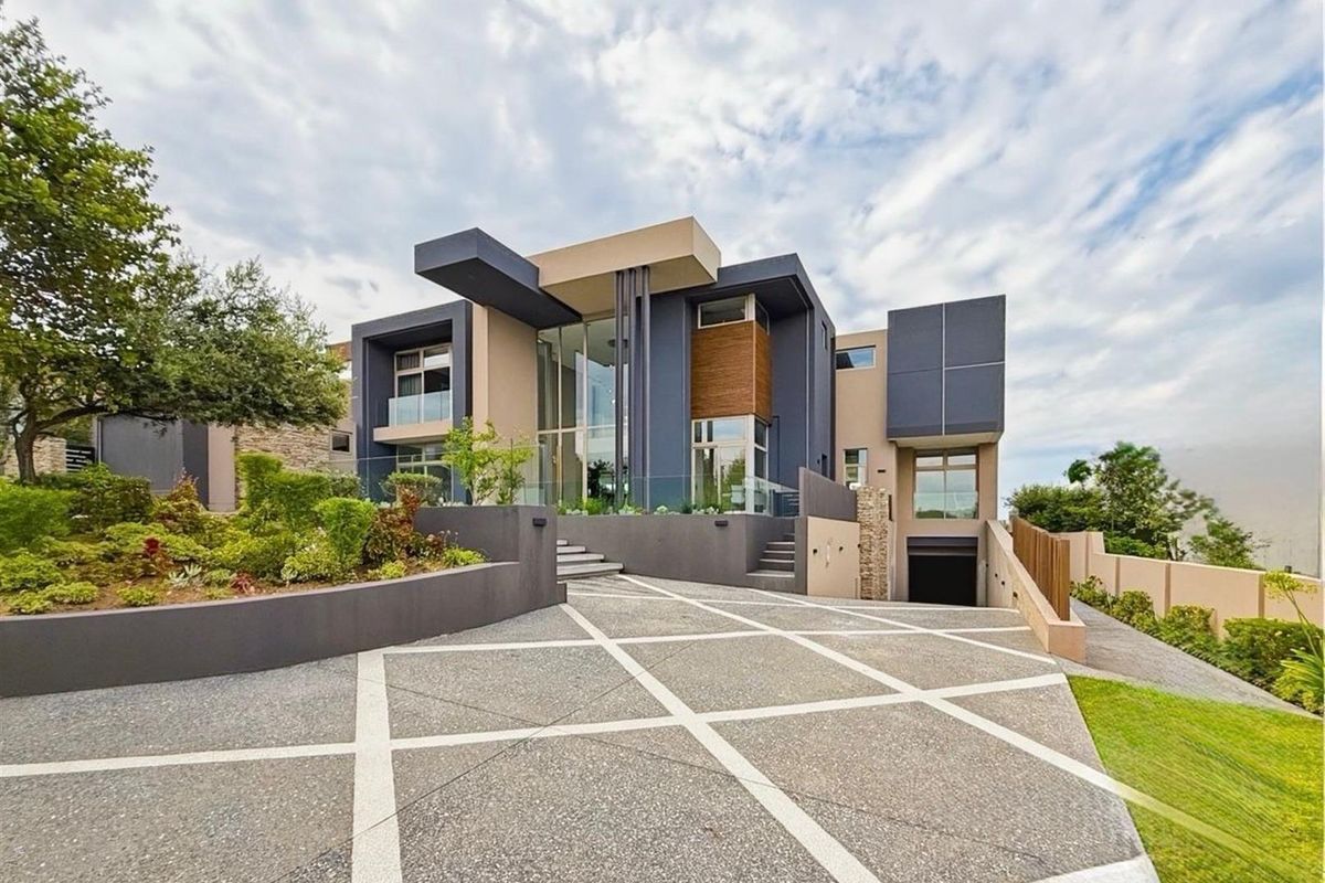 An Icon of Prestige in Steyn City with Unrivalled Fairway Vistas - Photo 2