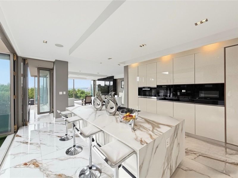 An Icon of Prestige in Steyn City with Unrivalled Fairway Vistas - Photo 4