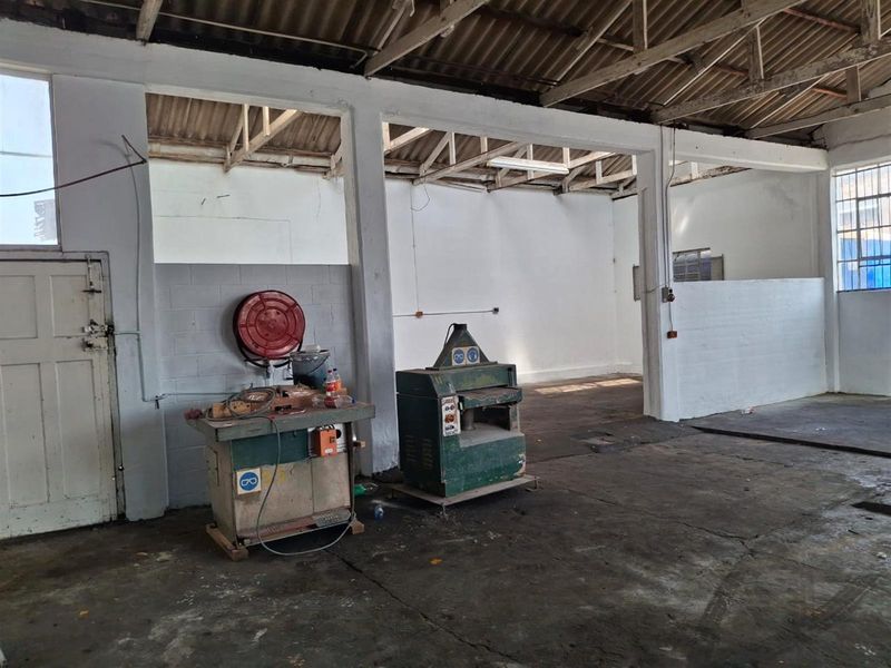 Spacious 260m2 Industrial Unit with 3 Phase Power | Excellent Access - Photo 3