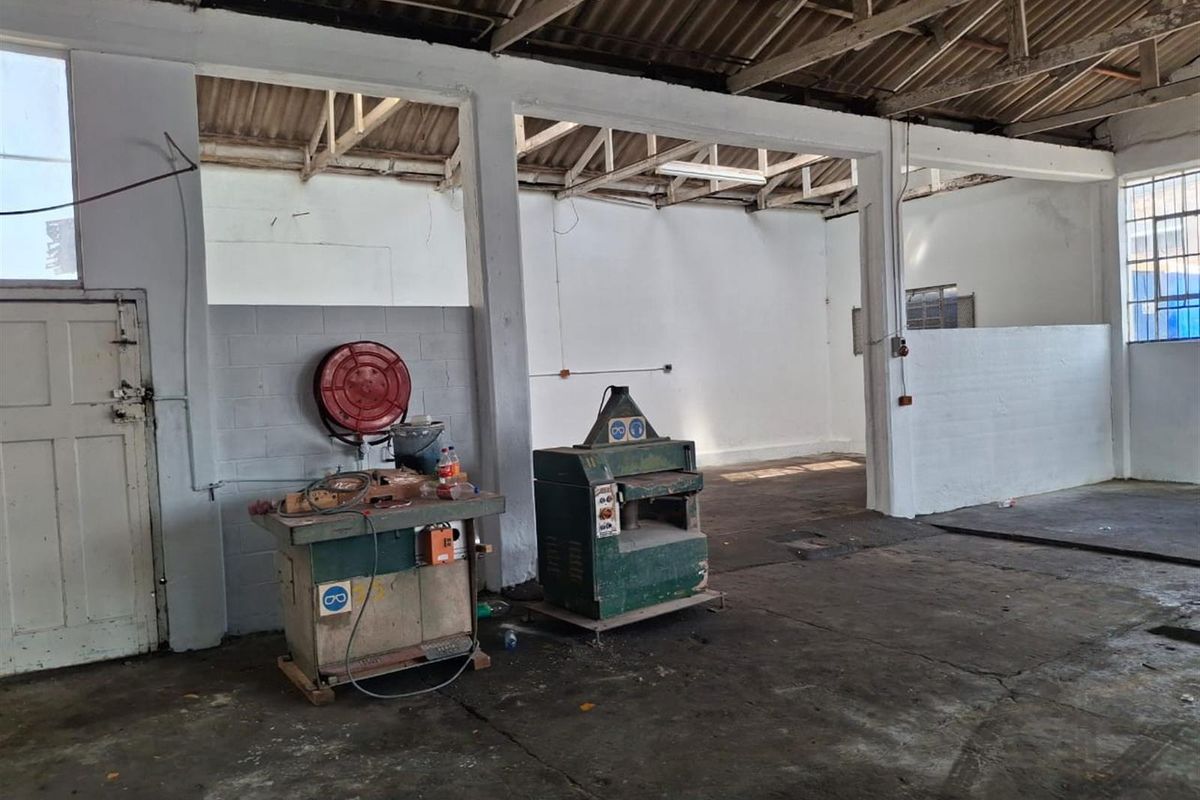 Spacious 260m2 Industrial Unit with 3 Phase Power | Excellent Access - Photo 3