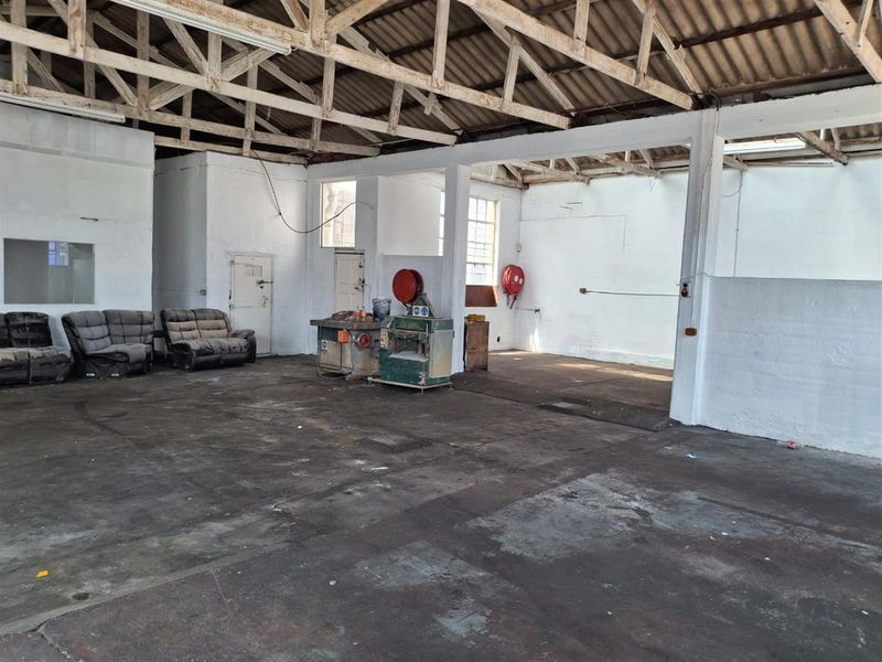 Spacious 260m2 Industrial Unit with 3 Phase Power | Excellent Access - Photo 2