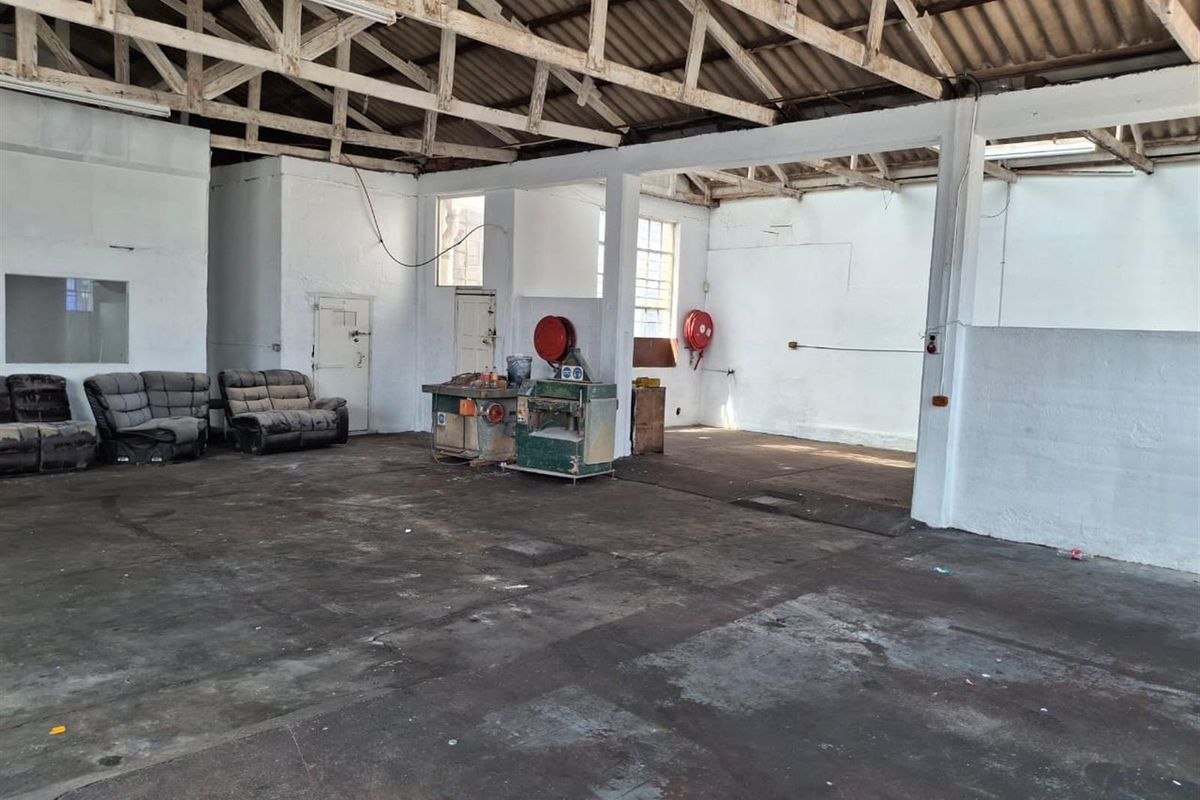 Spacious 260m2 Industrial Unit with 3 Phase Power | Excellent Access - Photo 2