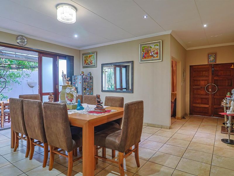 NEAT FAMILY HOME IN SECURITY ESTATE!!! - Photo 2