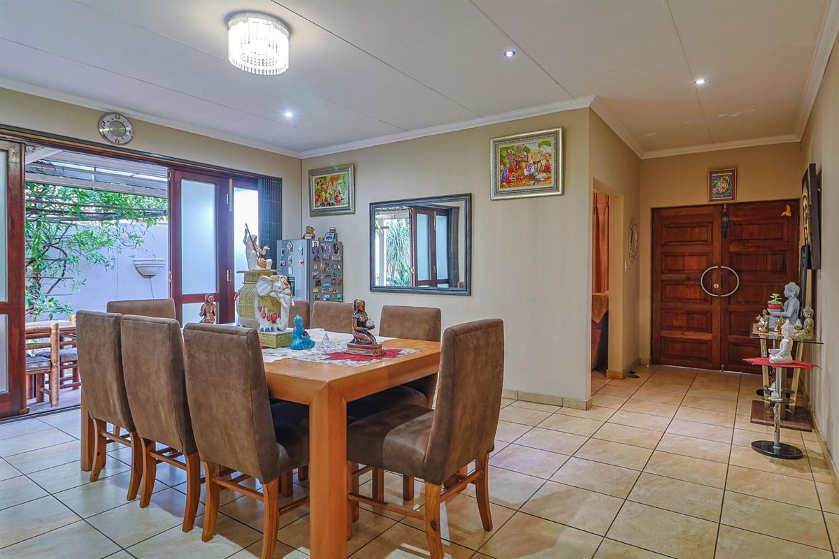 NEAT FAMILY HOME IN SECURITY ESTATE!!! - Photo 2