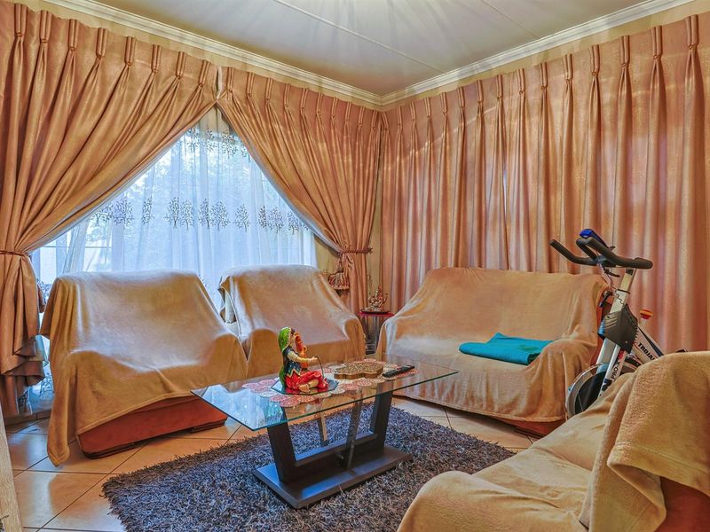 NEAT FAMILY HOME IN SECURITY ESTATE!!! - Photo 4