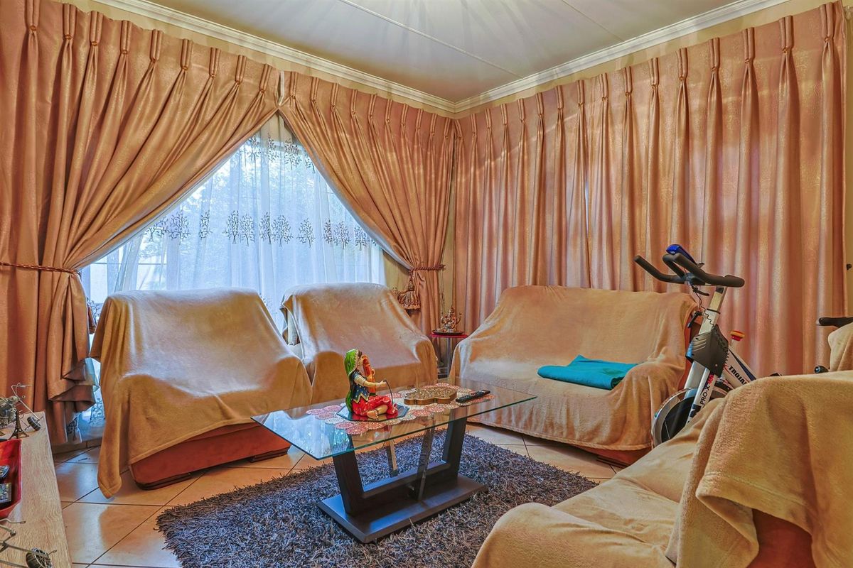 NEAT FAMILY HOME IN SECURITY ESTATE!!! - Photo 4