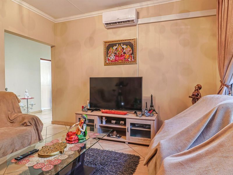 NEAT FAMILY HOME IN SECURITY ESTATE!!! - Photo 5