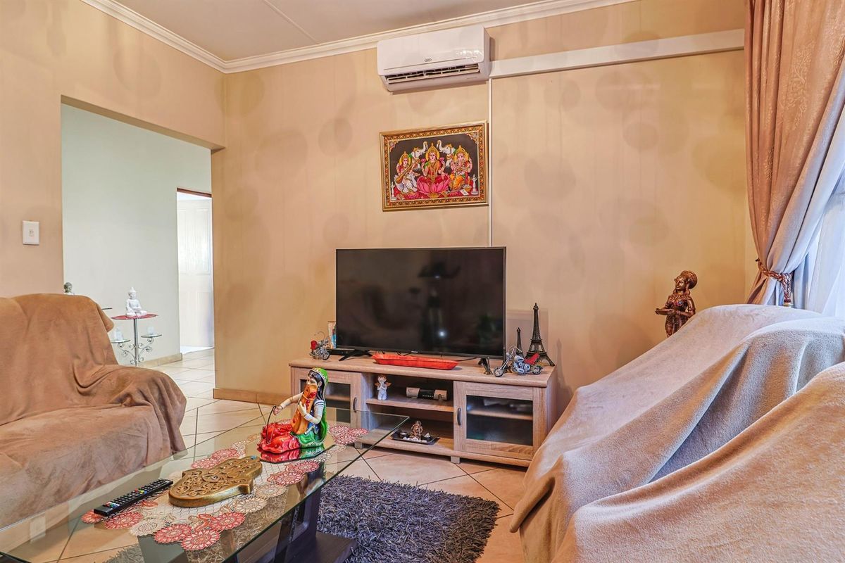 NEAT FAMILY HOME IN SECURITY ESTATE!!! - Photo 5