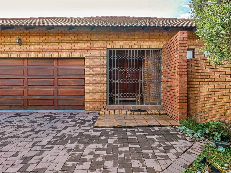 NEAT FAMILY HOME IN SECURITY ESTATE!!! - Photo 10
