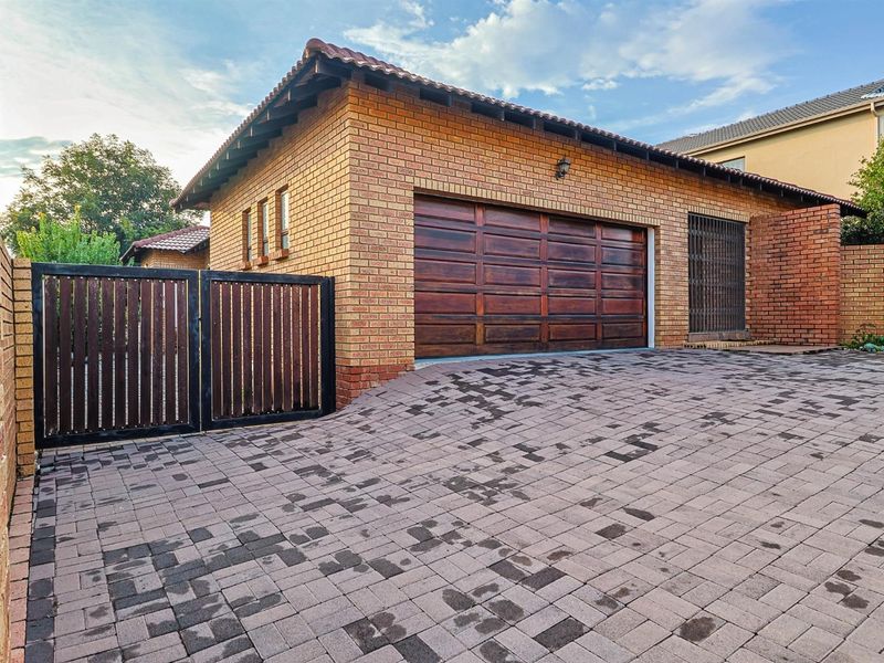 NEAT FAMILY HOME IN SECURITY ESTATE!!! - Photo 9