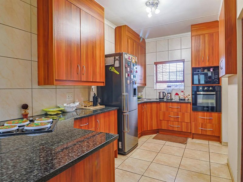 NEAT FAMILY HOME IN SECURITY ESTATE!!! - Photo 3