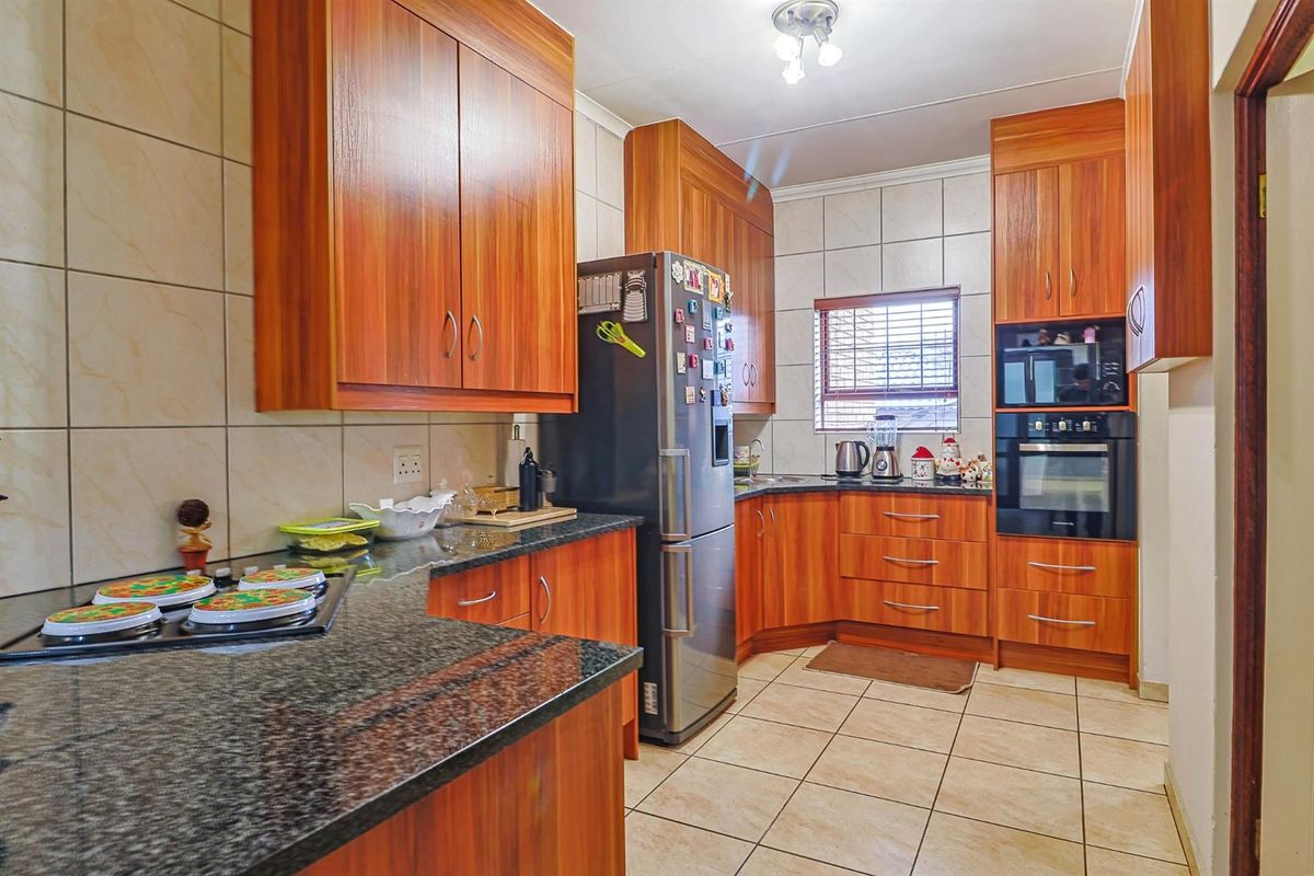 NEAT FAMILY HOME IN SECURITY ESTATE!!! - Photo 3