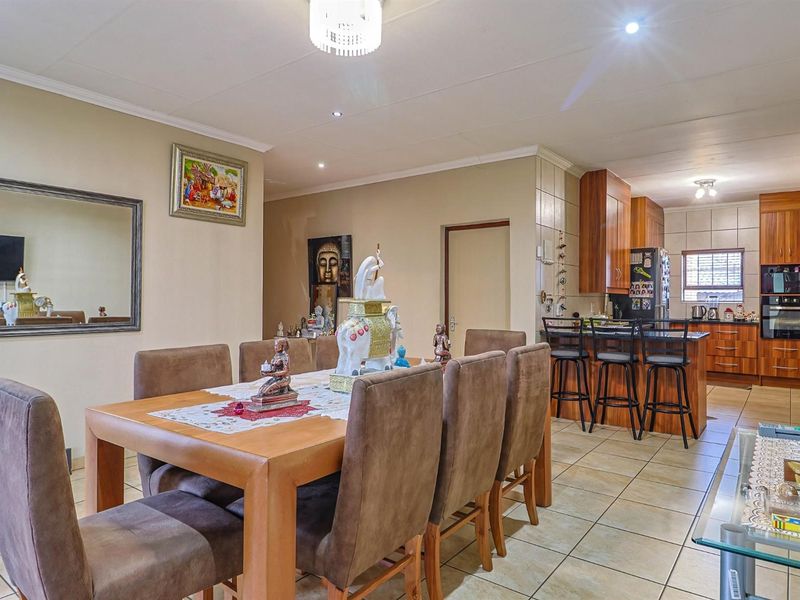 NEAT FAMILY HOME IN SECURITY ESTATE!!! - Photo 6