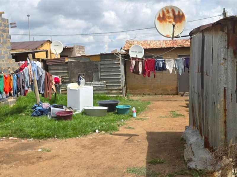 2 Bedroom House for Sale in Etwatwa - Cash Only - Photo 4