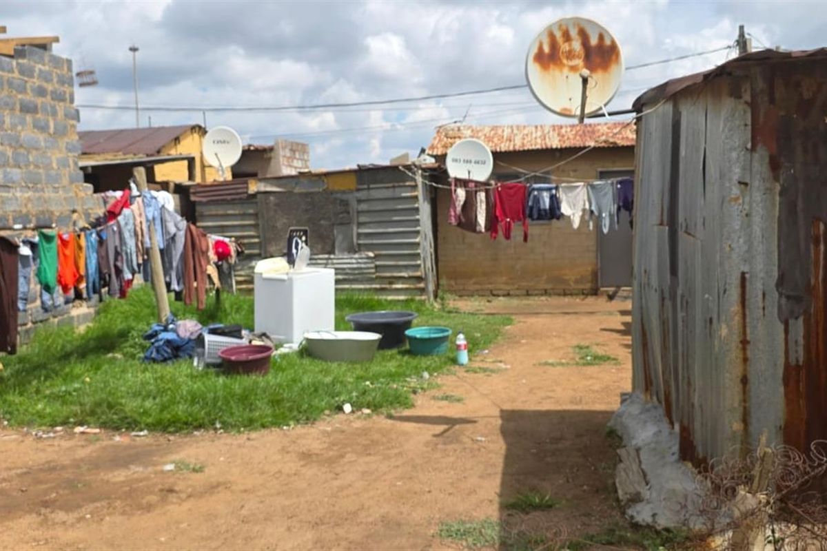 2 Bedroom House for Sale in Etwatwa - Cash Only - Photo 4