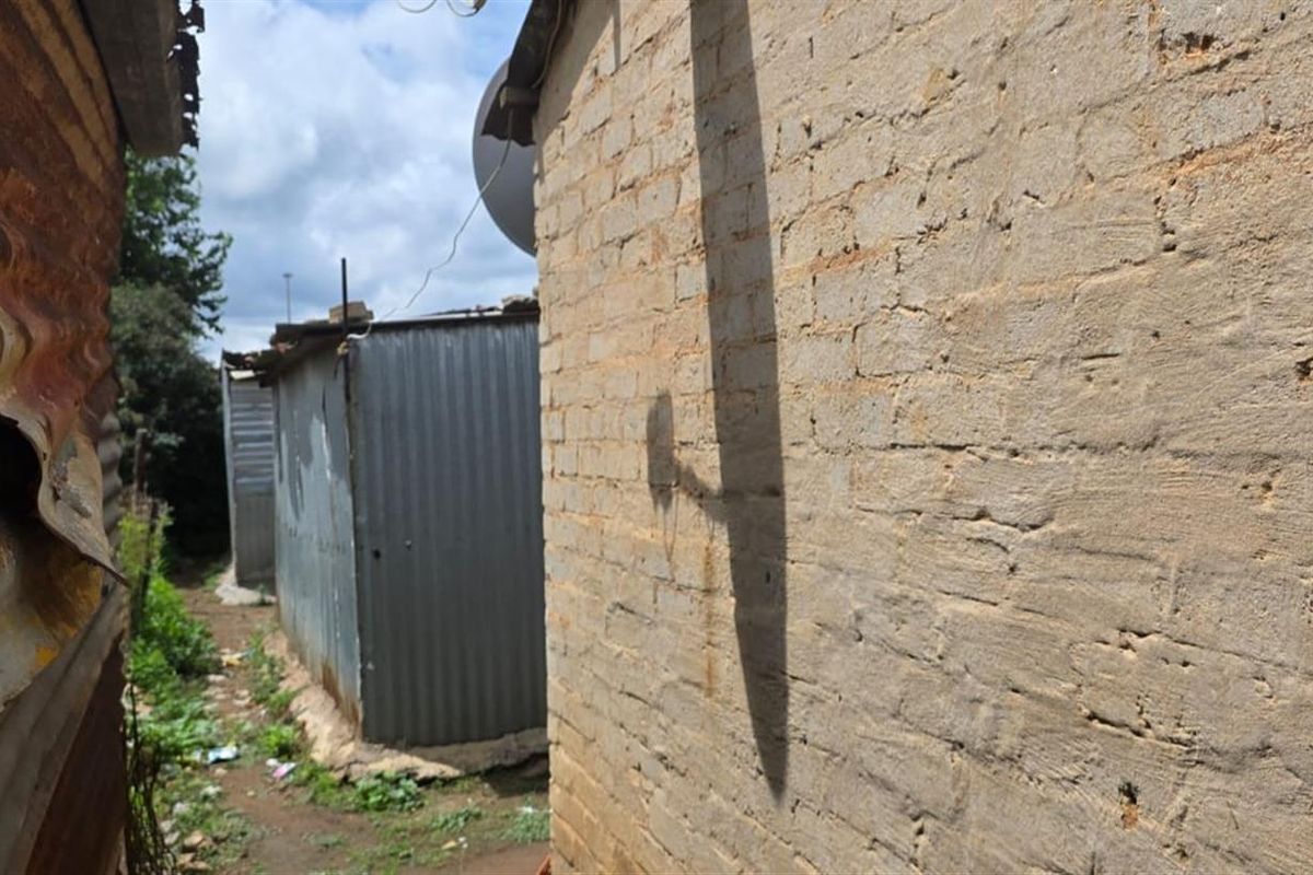 2 Bedroom House for Sale in Etwatwa - Cash Only - Photo 3