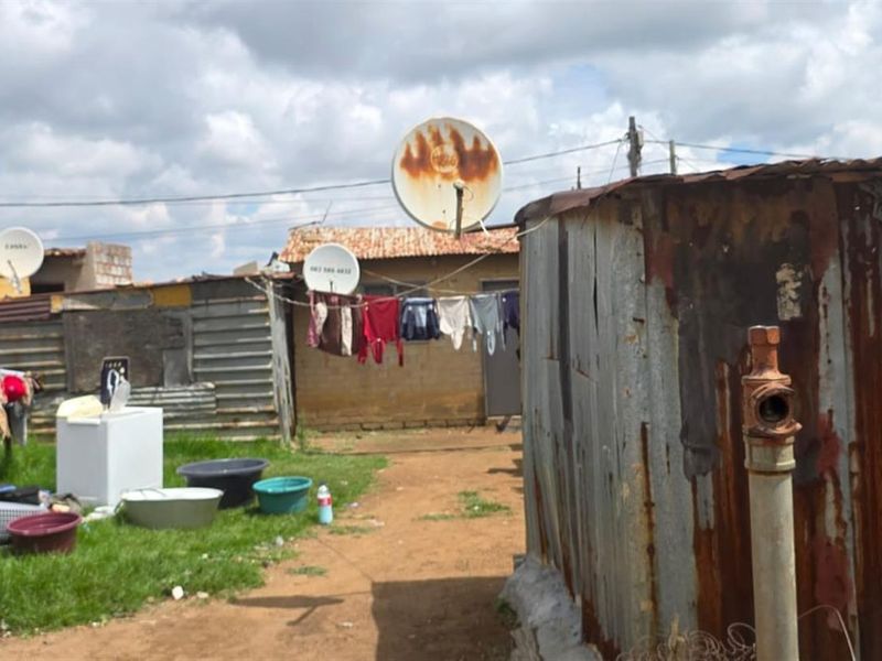 2 Bedroom House for Sale in Etwatwa - Cash Only - Photo 5