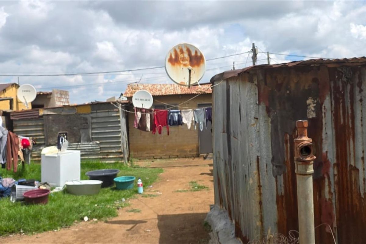 2 Bedroom House for Sale in Etwatwa - Cash Only - Photo 5