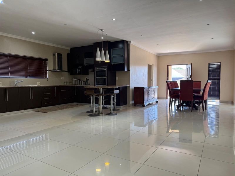 Coastal Family Home - Photo 2