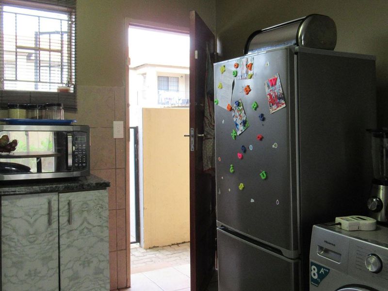 Elegant Simplicity in Selcourt Springs - Photo 2