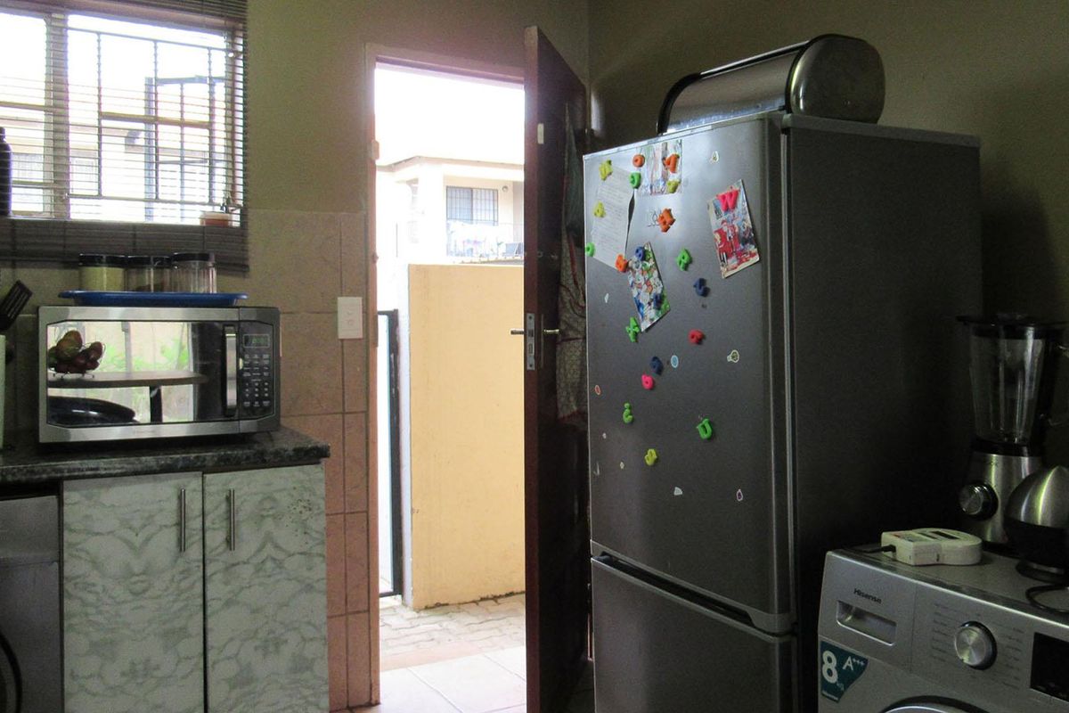 Elegant Simplicity in Selcourt Springs - Photo 2