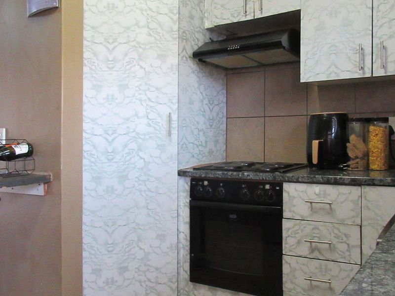 Elegant Simplicity in Selcourt Springs - Photo 4