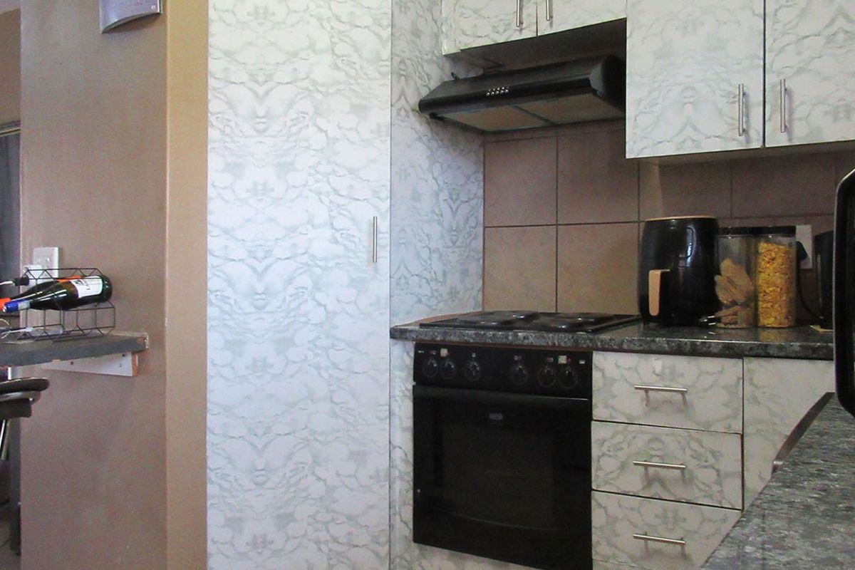 Elegant Simplicity in Selcourt Springs - Photo 4