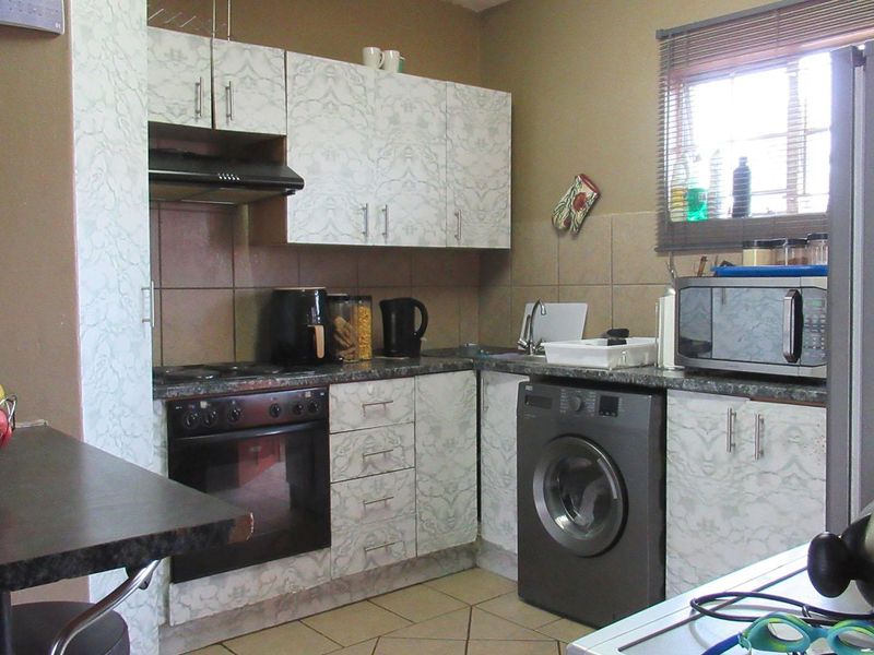 Elegant Simplicity in Selcourt Springs - Photo 3