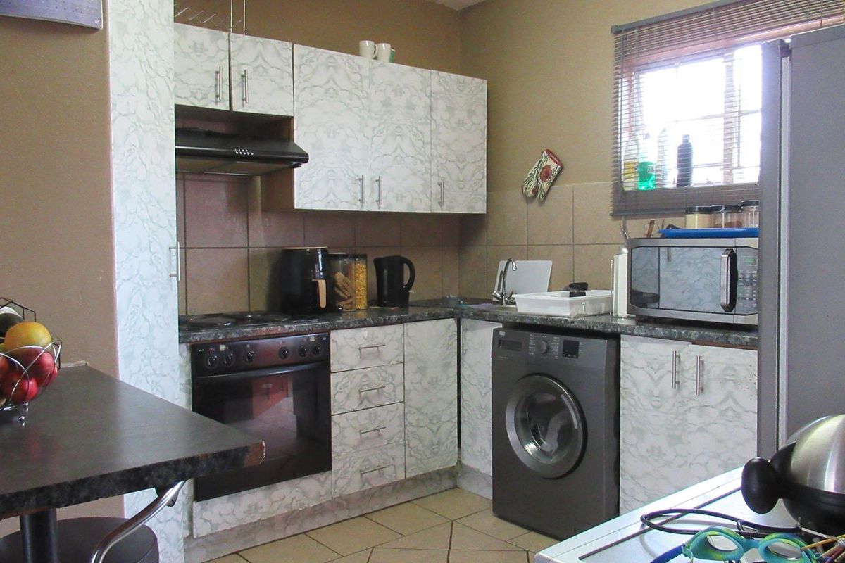 Elegant Simplicity in Selcourt Springs - Photo 3