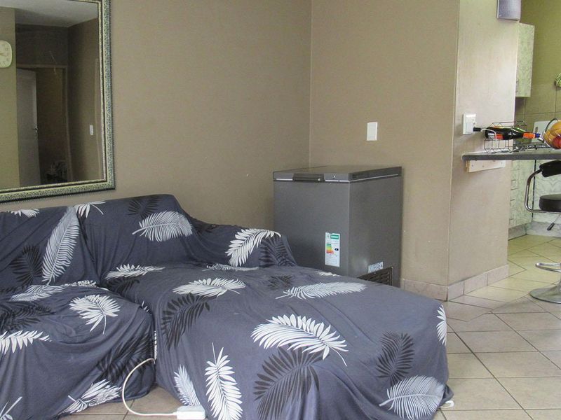 Elegant Simplicity in Selcourt Springs - Photo 5