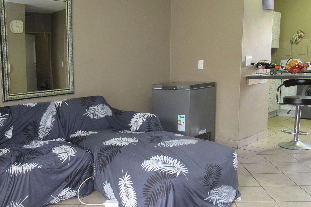 Elegant Simplicity in Selcourt Springs - Photo 5