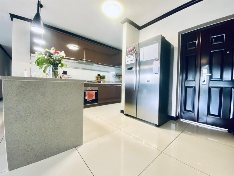 Modern 3-Bedroom 2 bathroom 2 car park  Apartment for Rent Carlswald, Midrand - Photo 6